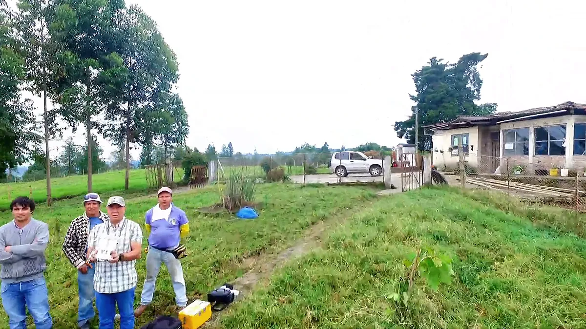 El equipo del proyecto con el dron en la finca, 2016