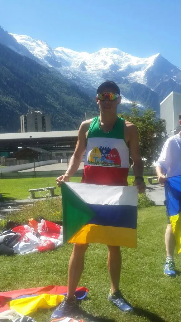 El deportista Felipe Delgado con la camiseta del Ecoparque TuPaís y el Mont Blanc al fondo