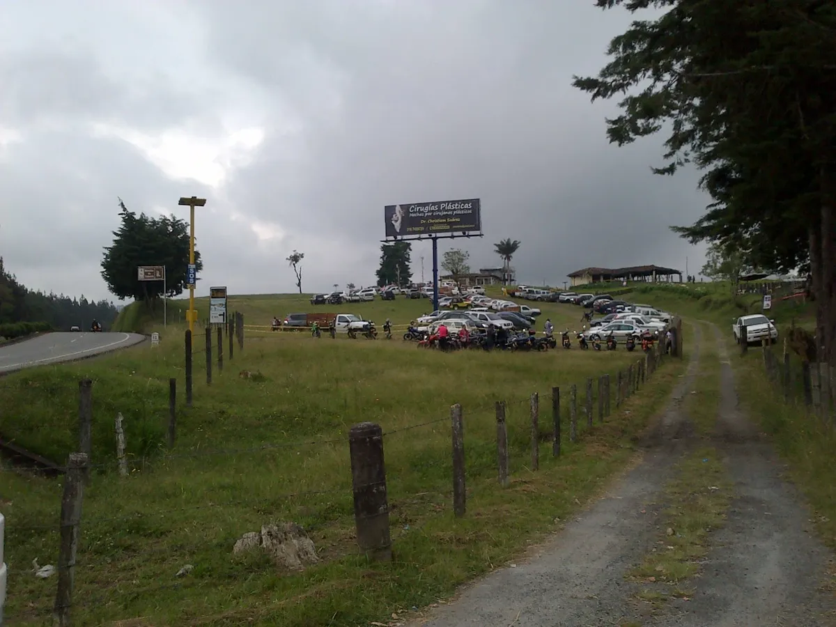 Carros parqueados en la finca La Rubiela durante un evento