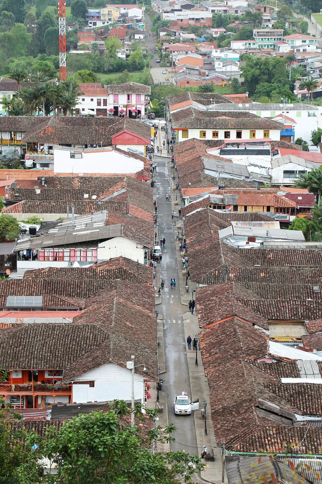 Carrera 6 de Salento llena de carros, vista desde lo alto