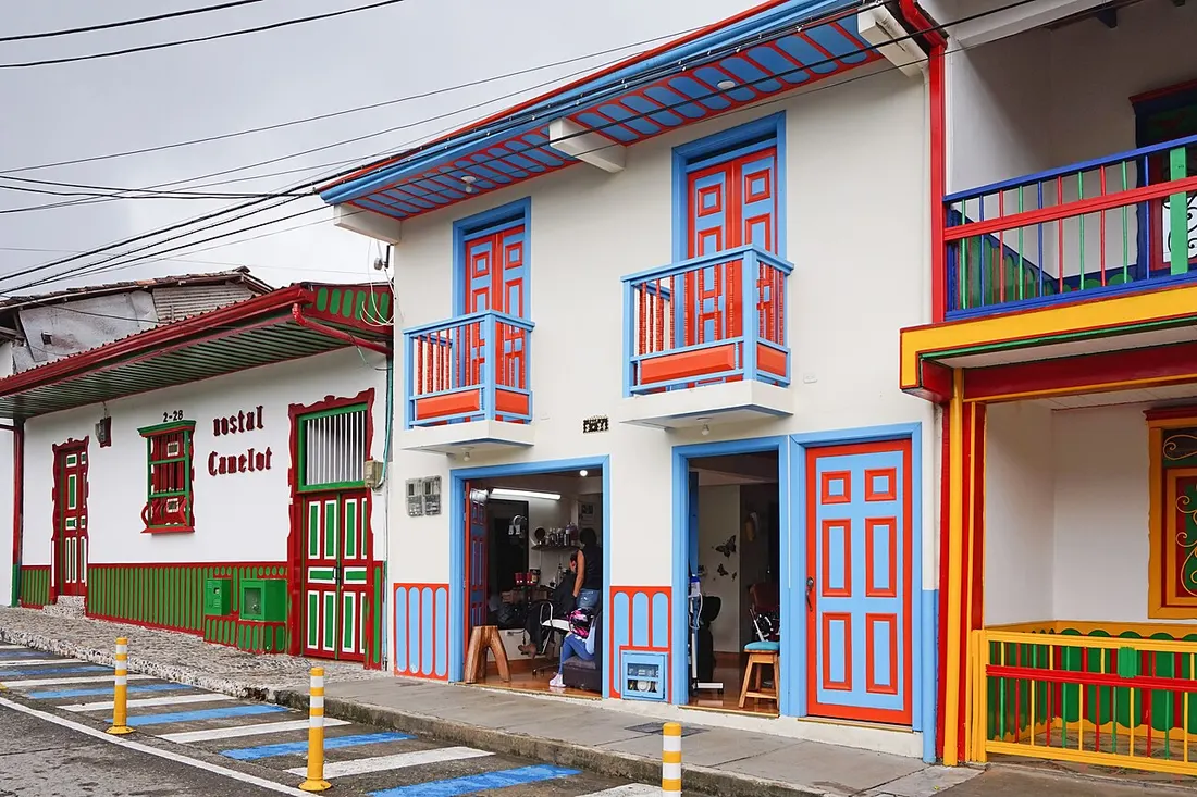 Tiendas y casas coloridas en una calle de Salento