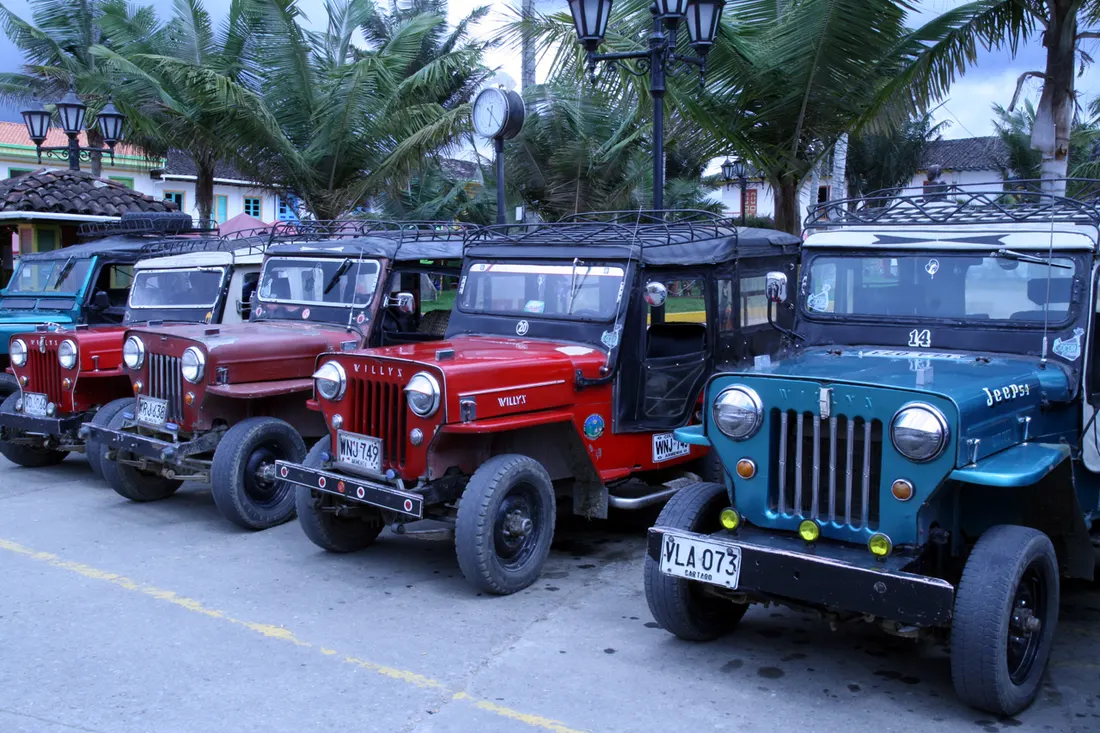 Yipaos Willys parqueados en la plaza de Salento